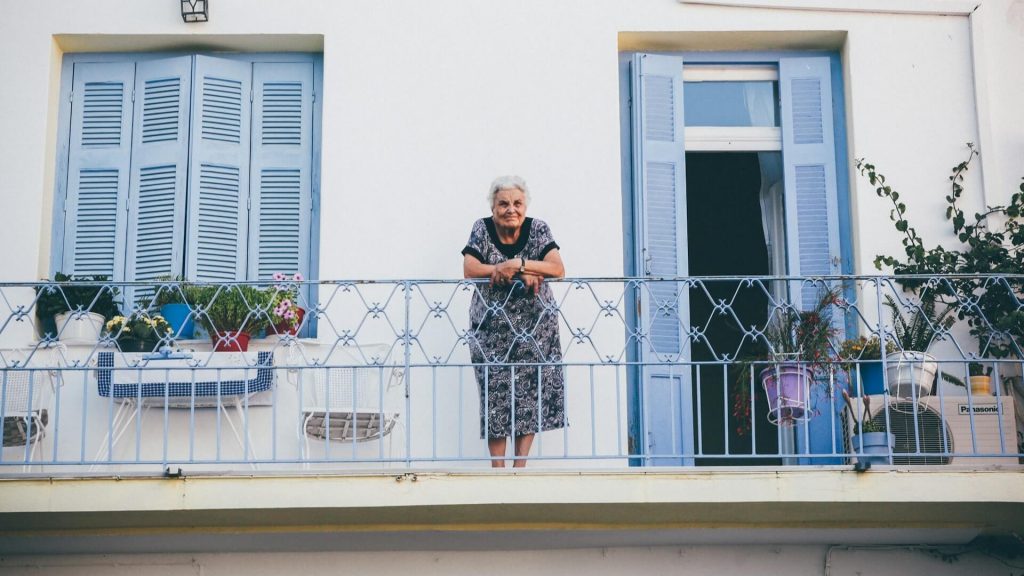 Una anciana en un balcón