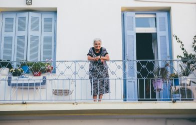 Una anciana en un balcón